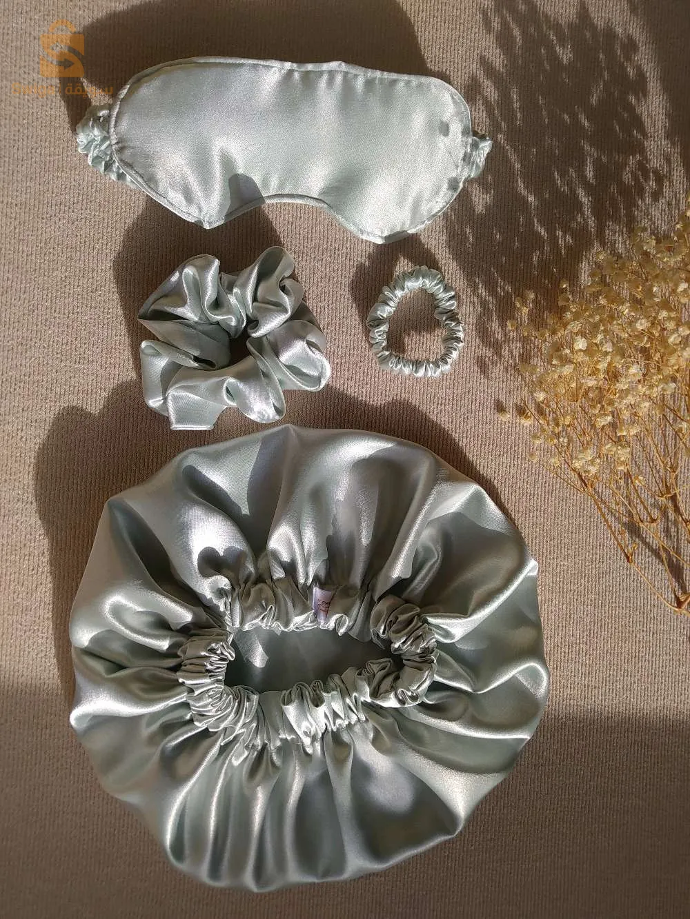 مجموعة مصنوعة من الساتان