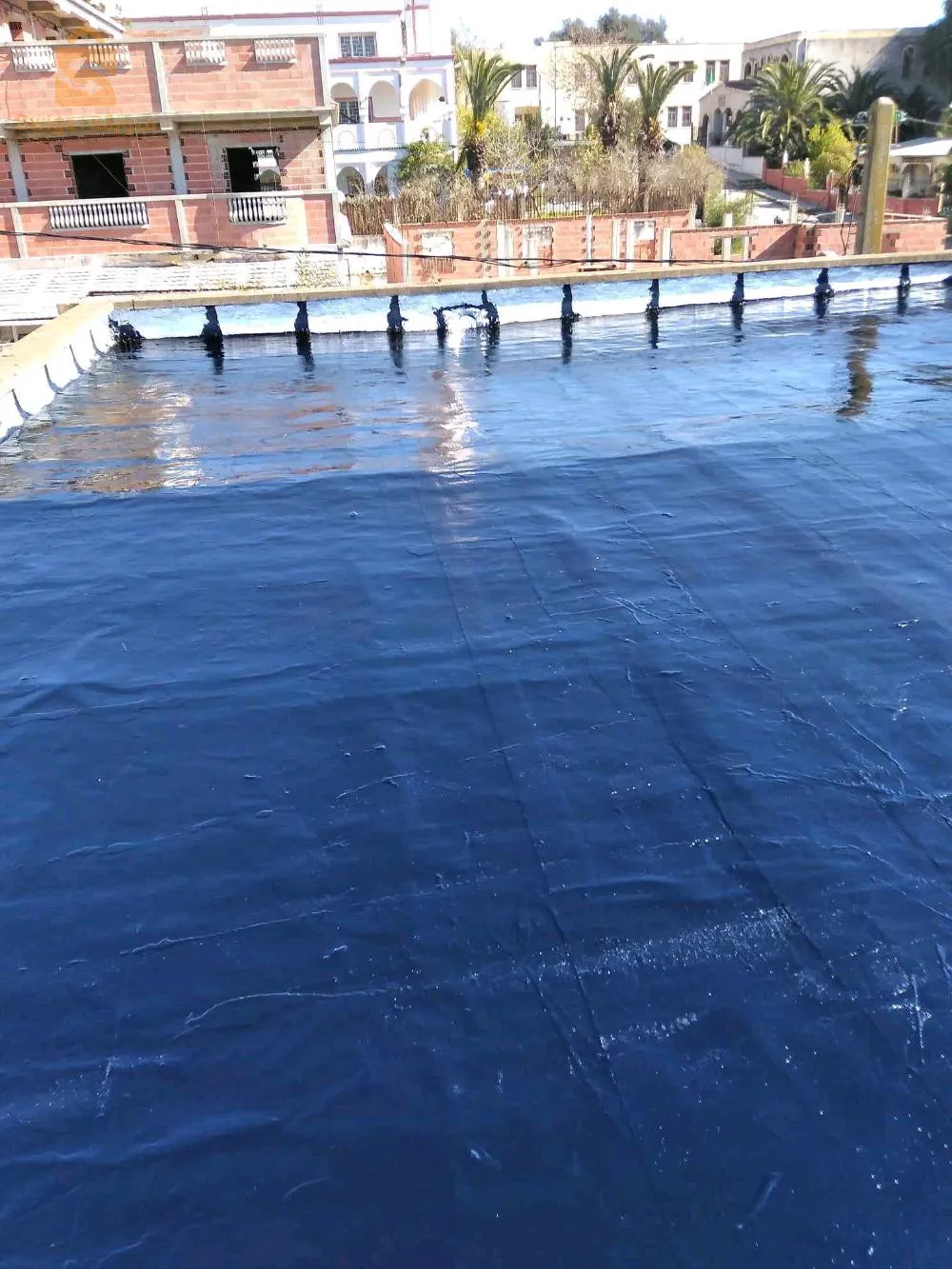 صيانة السطحEntretenir la surface extérieure et recouvrir la surface d'asphalte pour la protéger de l'eau de pluie et de l'humidité  Entretien de la surface avec de l'asphalte pour protéger de l'eau de pluie et de l'humidité