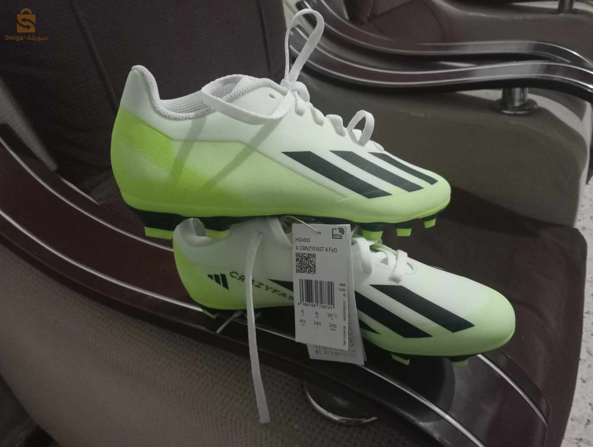 حذاء رياضي لكرة القدم نوع اديداس 
حالة جديدة لم يستعمل من قبل 
القياس 39