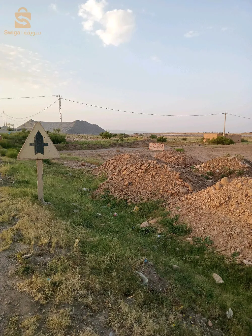 ارض للبيع عقد عرفي مسحاحتها نصف هكتار مع الطريق القديمة  بوالفرايس محور الدوران الجديد غاز ماء كهرباء ....قريبة للسكان