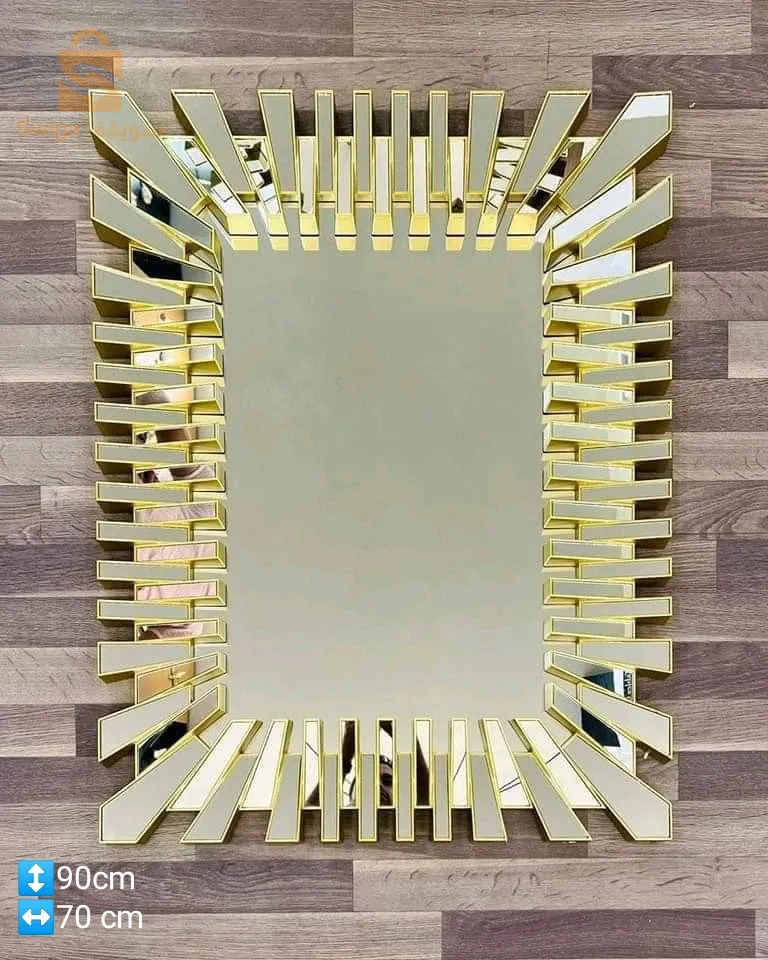 miroir et horloge murale