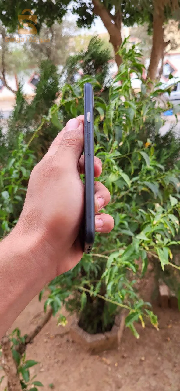 هاتف من فئة متوسطة