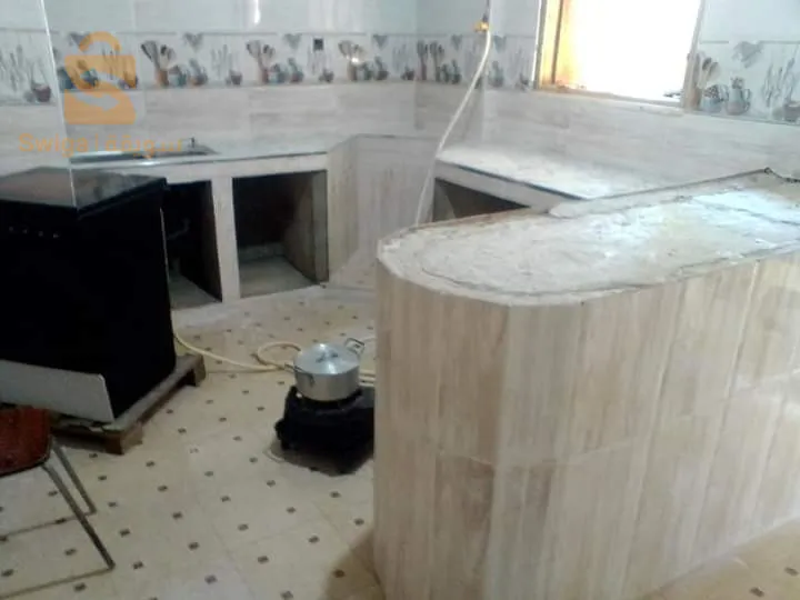 حرفي سيراميك ثقة وإتقان
