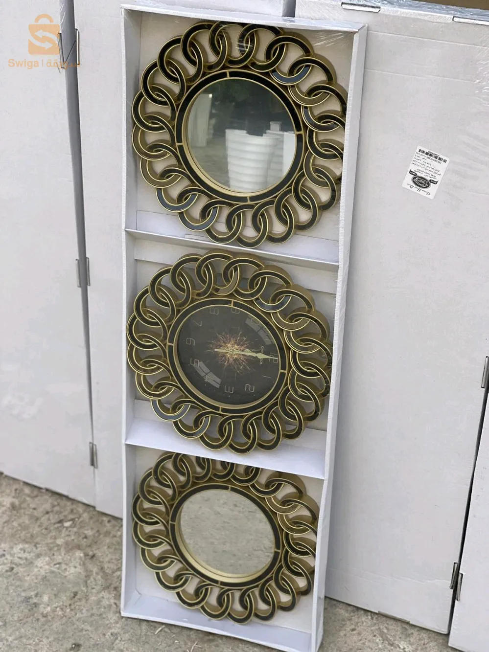 miroir et horloge murale