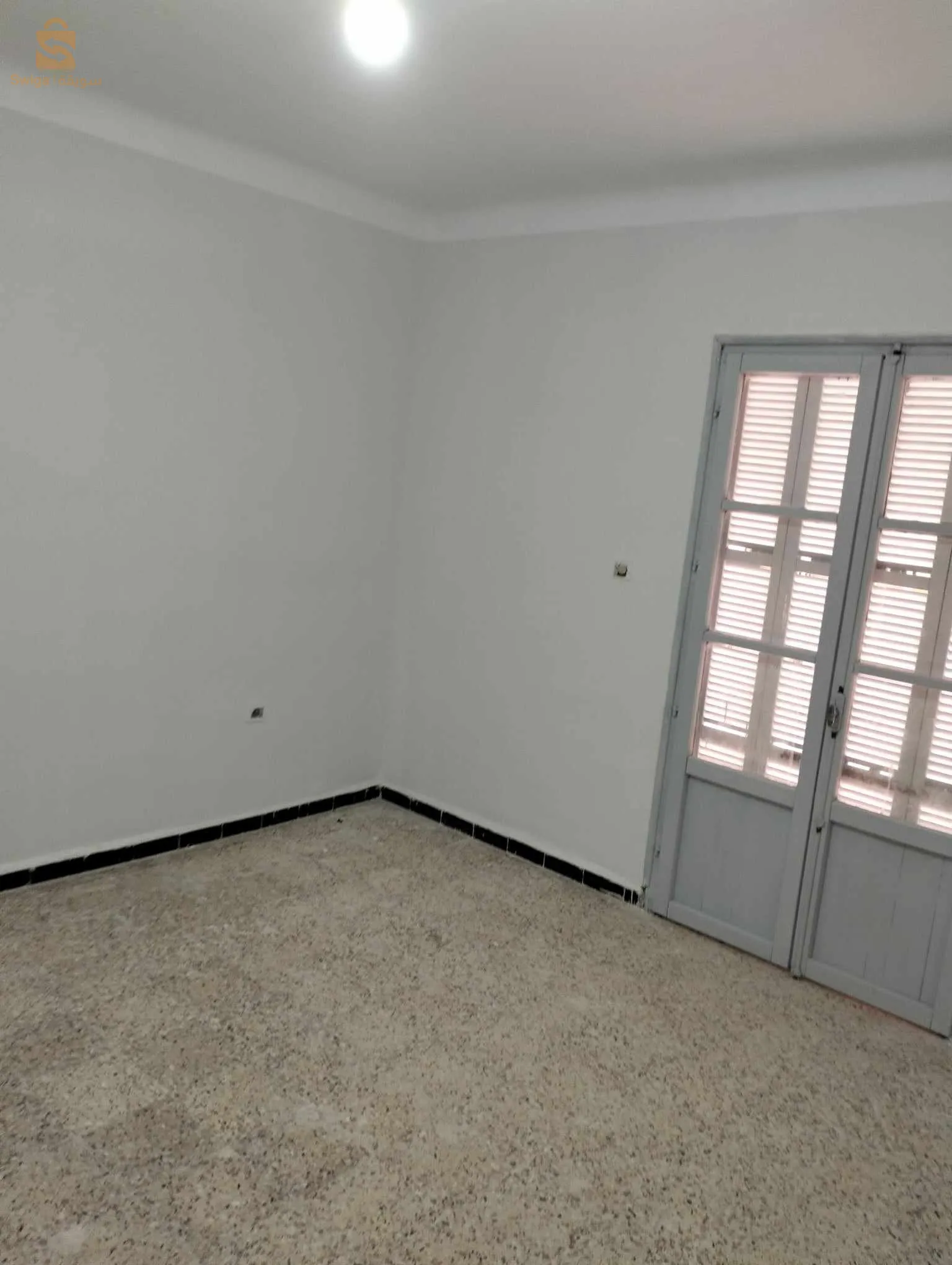 شقة F3 في الطابق الثالث حي الباطن بوسعادة مقابلة جامع احمد حماني