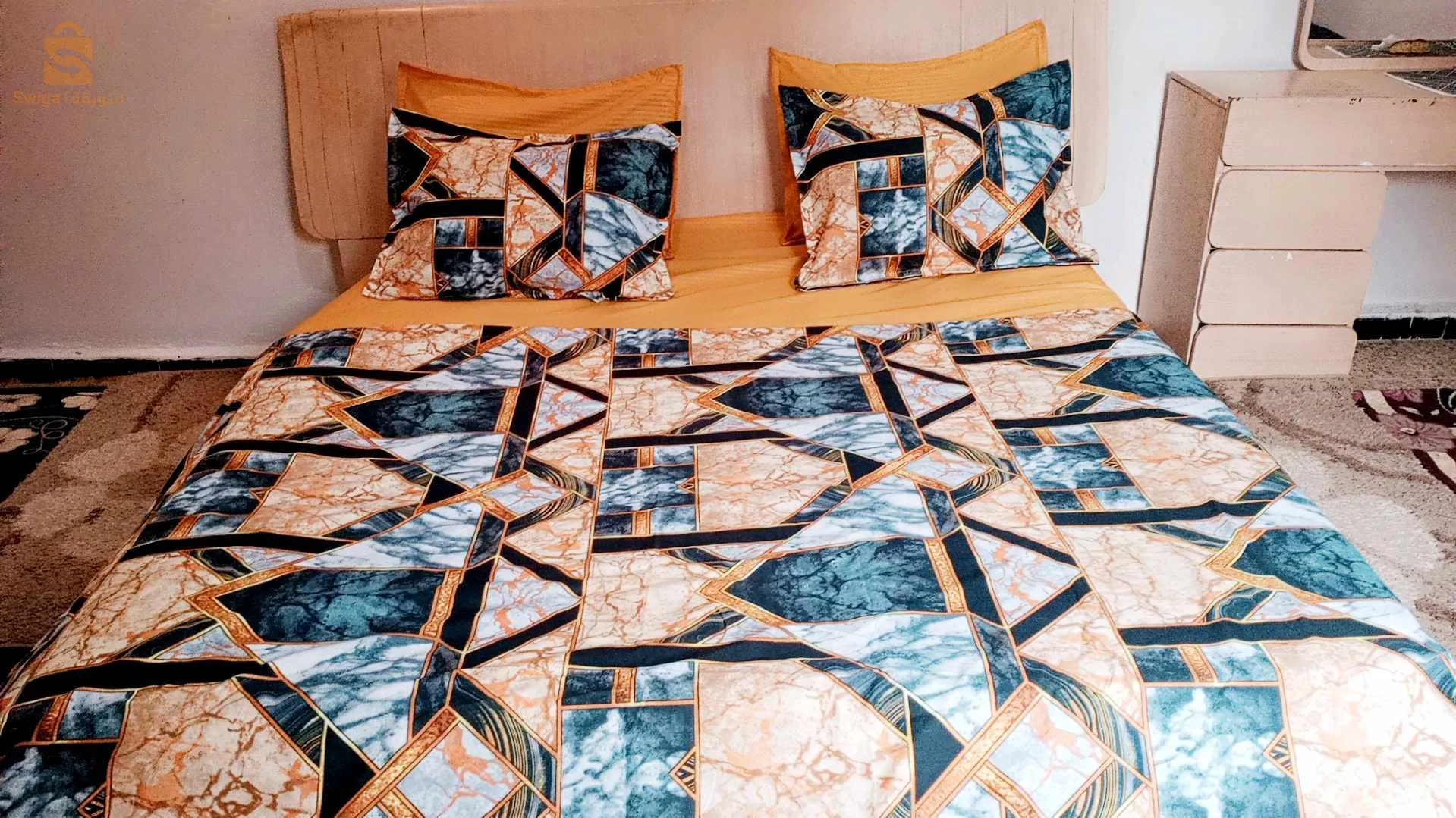 مجموعة ملاءات عالية الجودة: غطاء مرتبة + ملاءة مسطحة + 04 كيس وسادة (02 مطبوع و02 عادي).