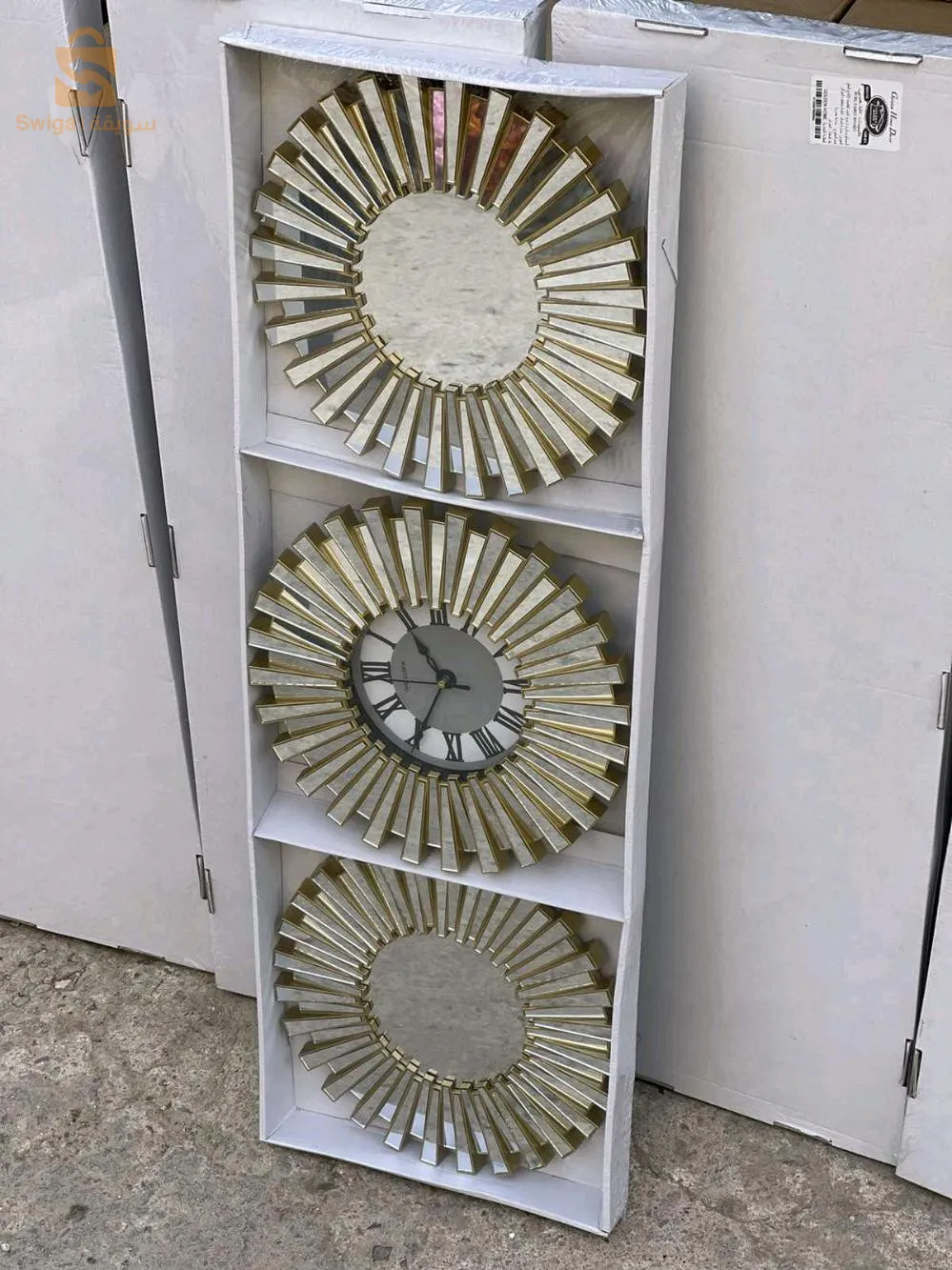 miroir et horloge murale
