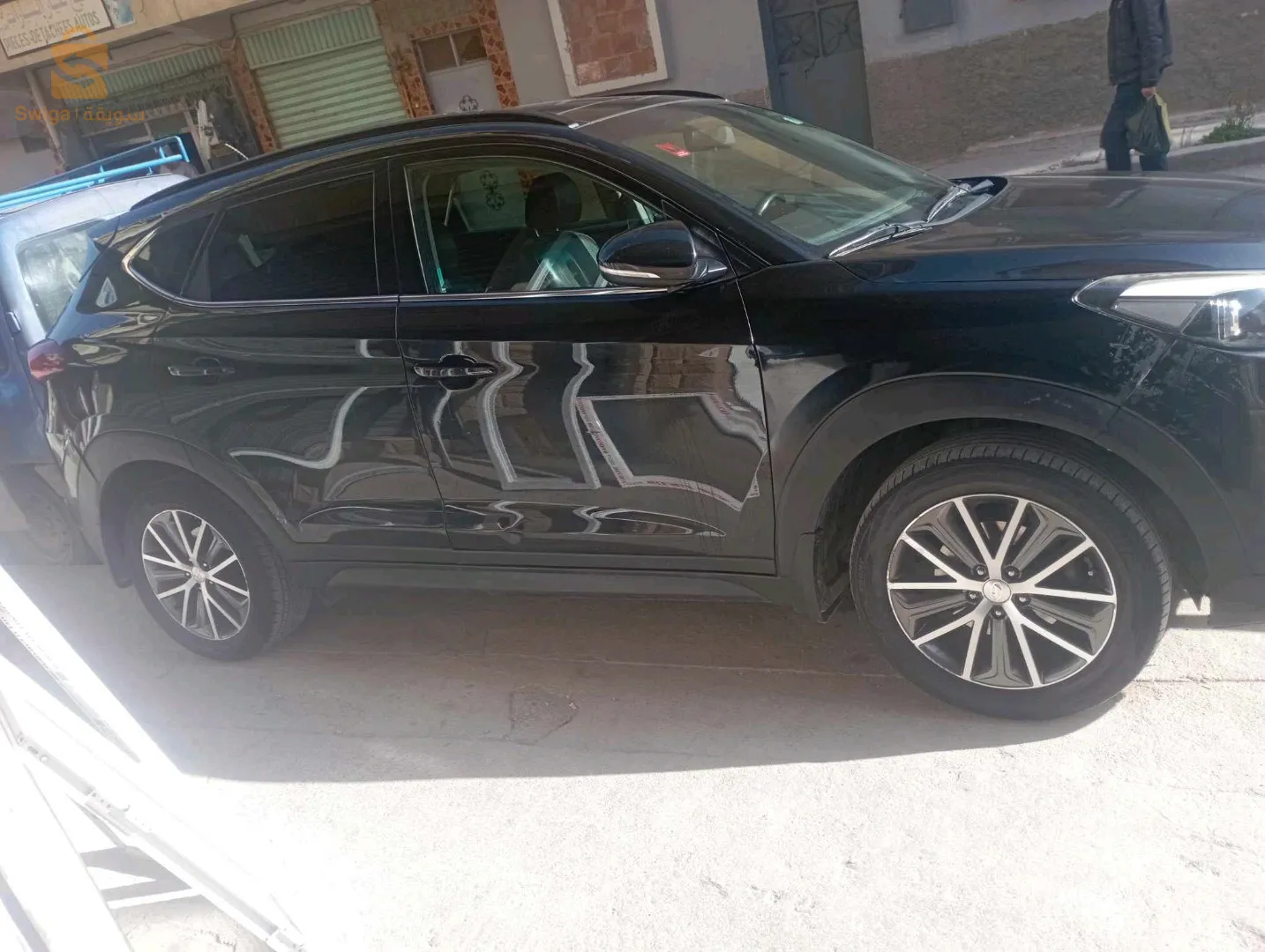 سيارة تيكسون للبيع فيها لال امامي ايمن و بارشوك