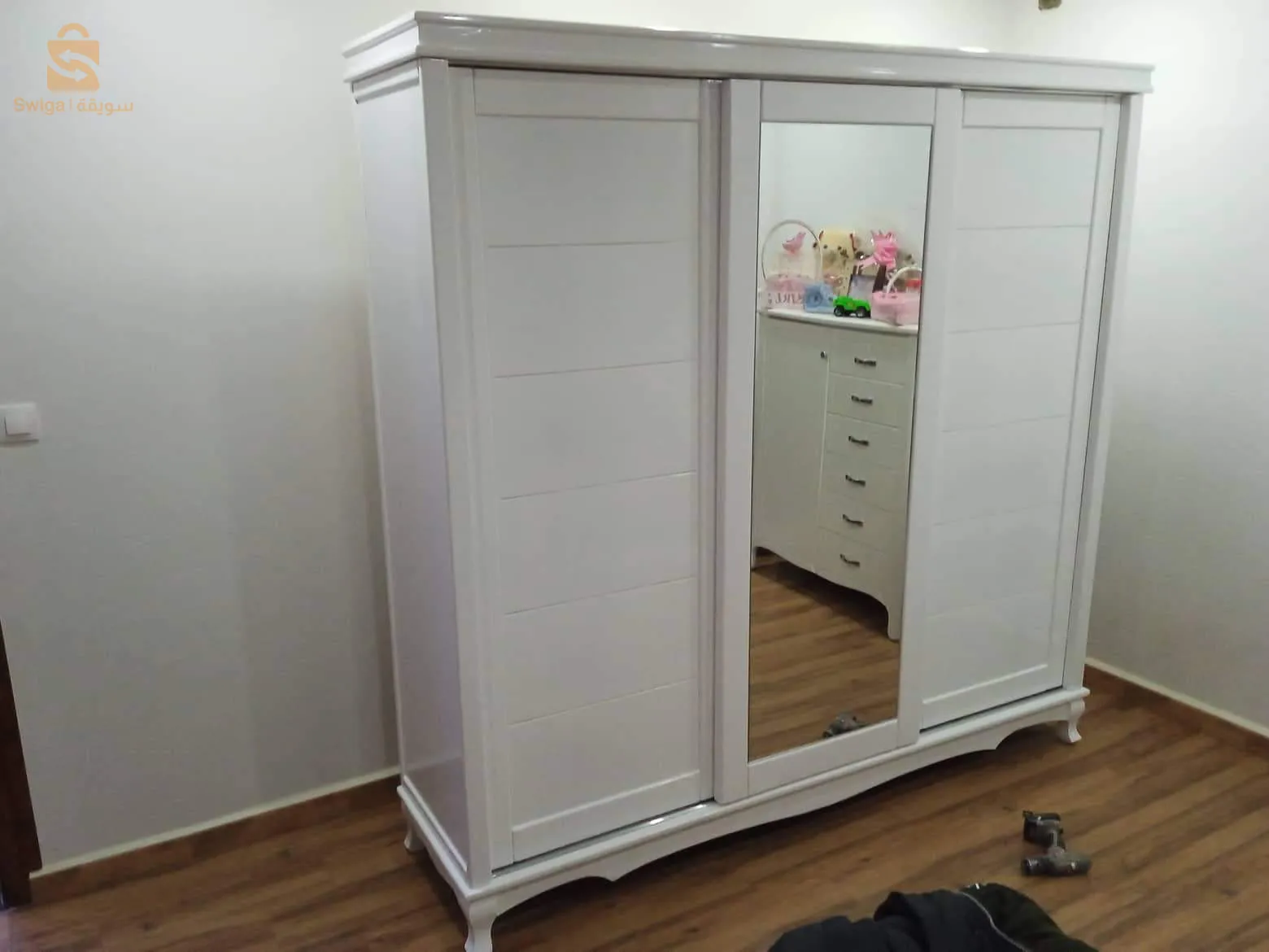 خزائن و أسرة نوم خشب احمر حسب الطلب