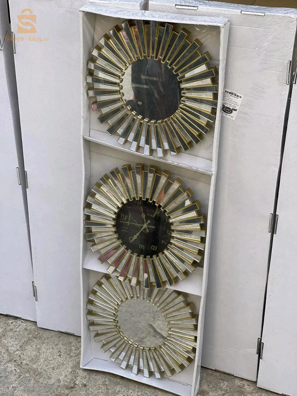 miroir et horloge murale