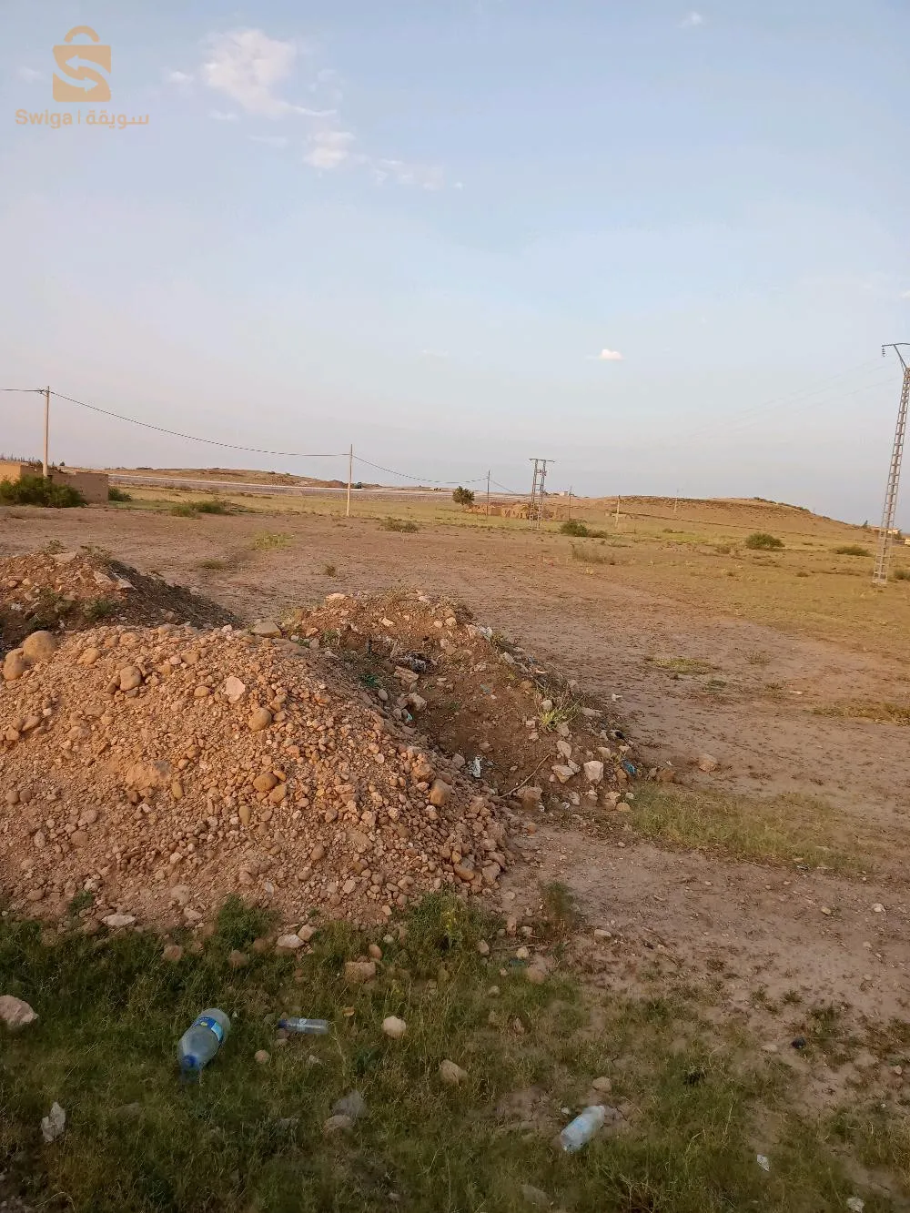 ارض للبيع عقد عرفي مسحاحتها نصف هكتار مع الطريق القديمة  بوالفرايس محور الدوران الجديد غاز ماء كهرباء ....قريبة للسكان