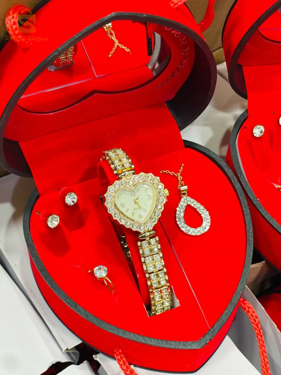 Un coffret cadeau exquis contient une montre, une chaîne, une bague et des boucles d'oreilles, qui peuvent être un cadeau spécial pour vos proches.