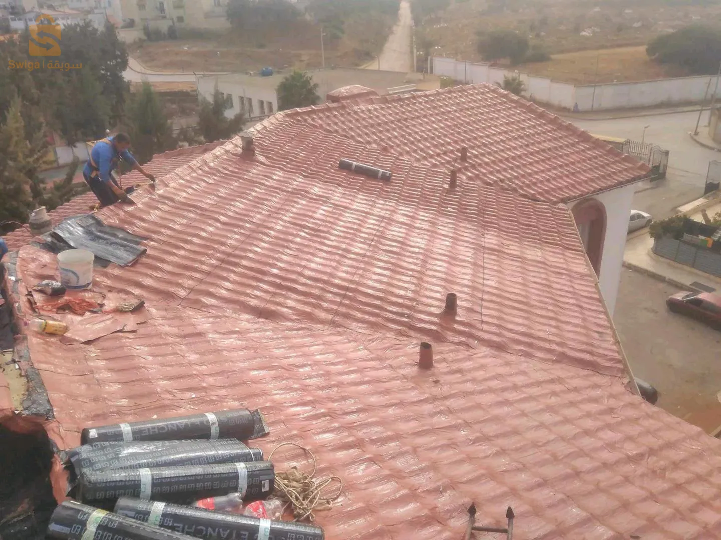 صيانة السطحEntretenir la surface extérieure et recouvrir la surface d'asphalte pour la protéger de l'eau de pluie et de l'humidité  Entretien de la surface avec de l'asphalte pour protéger de l'eau de pluie et de l'humidité