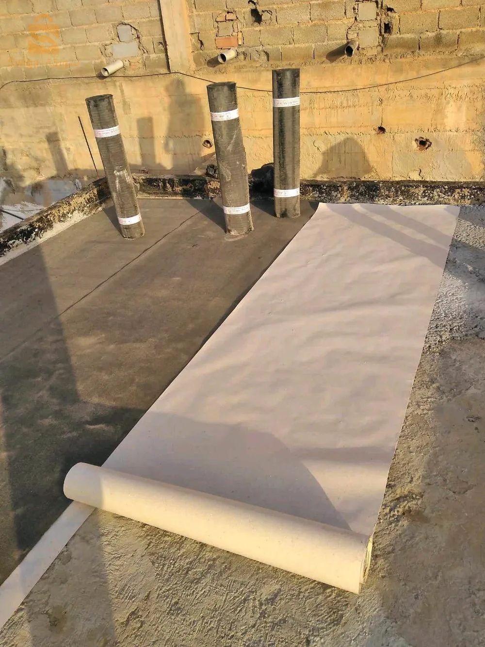 صيانة السطحEntretenir la surface extérieure et recouvrir la surface d'asphalte pour la protéger de l'eau de pluie et de l'humidité  Entretien de la surface avec de l'asphalte pour protéger de l'eau de pluie et de l'humidité