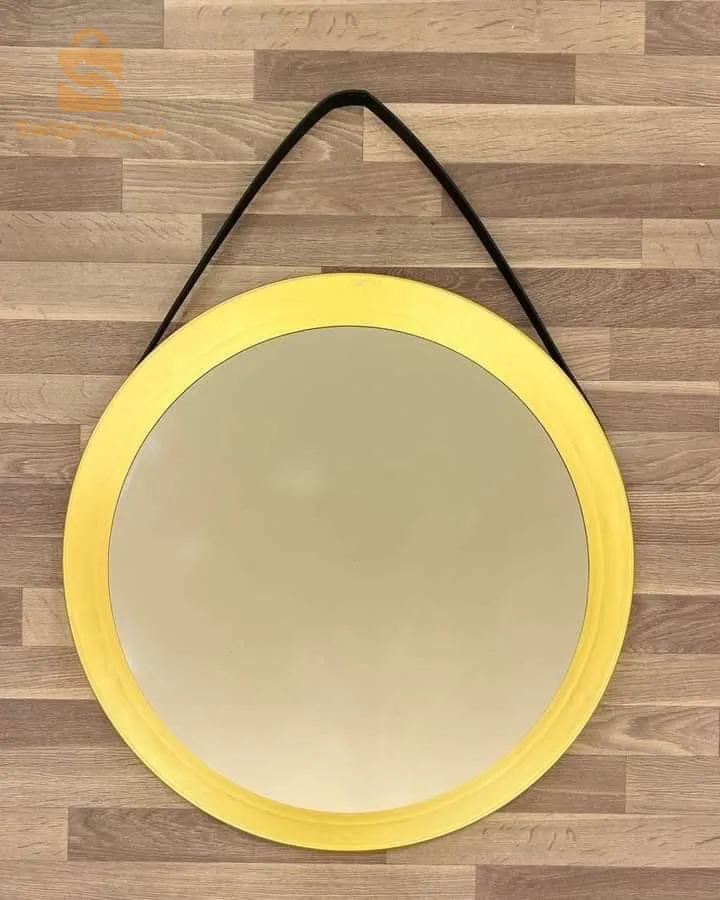 miroir et horloge murale