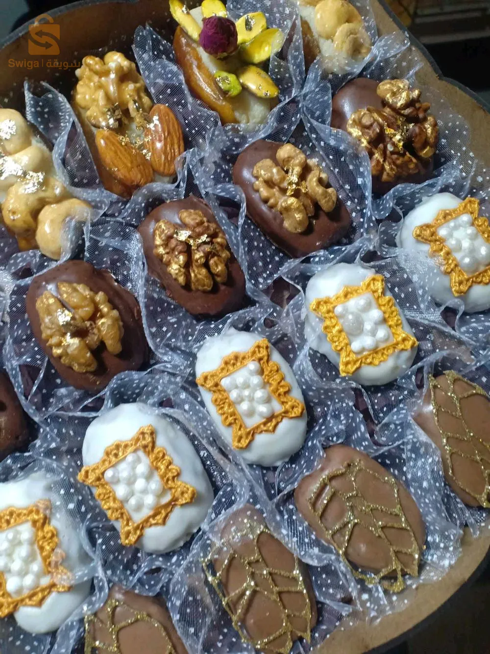 جوزية تمر محشي ورود الشكولاطة فراولة الشكولاطة  ثومي