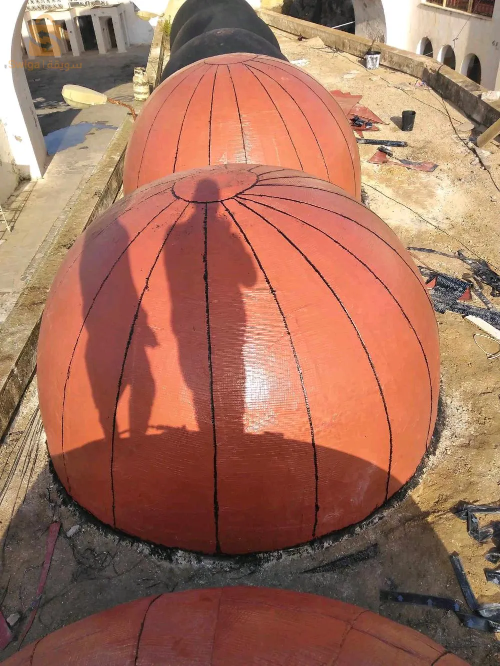 Entretenir la surface extérieure et recouvrir la surface d'asphalte pour la protéger de l'eau de pluie et de l'humidité