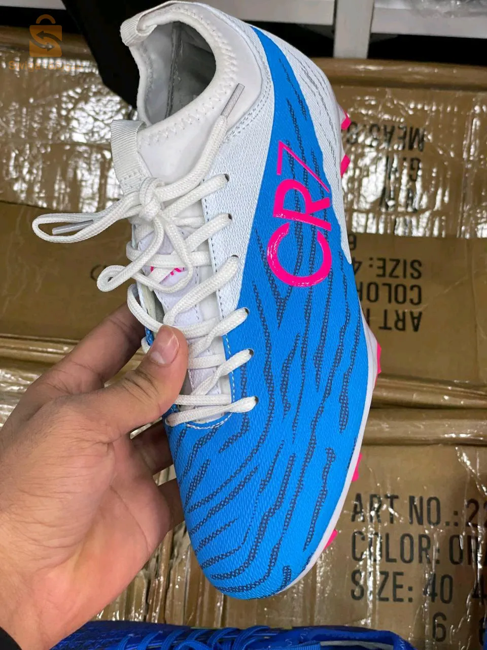 حذاء رياضي cr7 crampons Nv model اللون الاسود والازرق غير متوفر