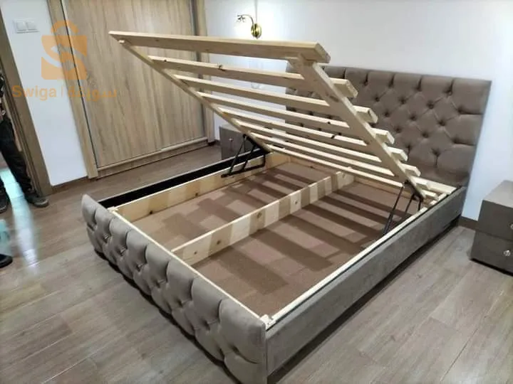 des armoires et des lits capitonnées en bois rouge