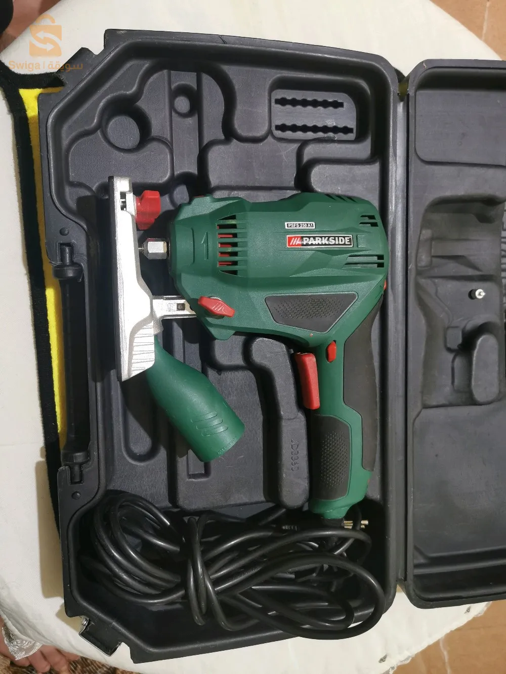 Caractéristiques :

Vitesse de rotation réglable de 10000  jusqu’à 28000 tr/min.

Semelle en aluminium réglable en hauteur pour la profondeur de coupe.

Poignée pivotante Soft grip à 2 positions.

Moteur de 250 W à démarrage progressif.

Adaptateur externe pour aspiration.
Poids : env. 1,4 kg (sans accessoires).

Tension de fonctionnement : 230 V ~, 50 h Z.

Longueur du câble : env. 4 m.