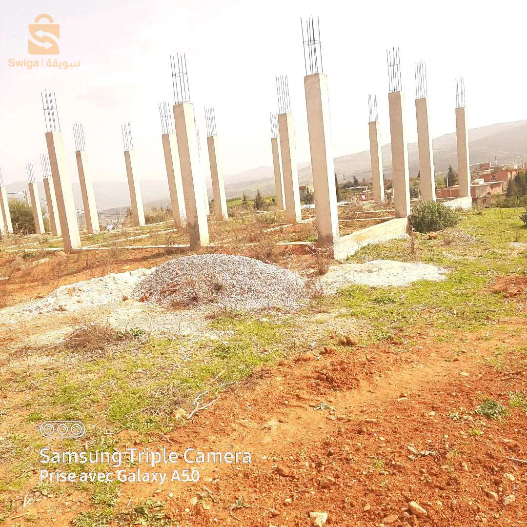 بناء ريفي ذو 4 واجهات ..،مساحة 120+10م، بلاط.فورم + 16 عمود
مطل على سد بوهمدان ،تابع لدائرة بوهمدان في قرية الرقوبة يبعد حوالي 7كم عن دائرة حمام دباغ.