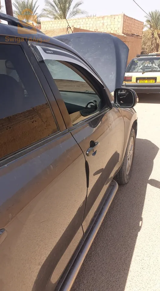 بيع سيارة تويوتا RAV4