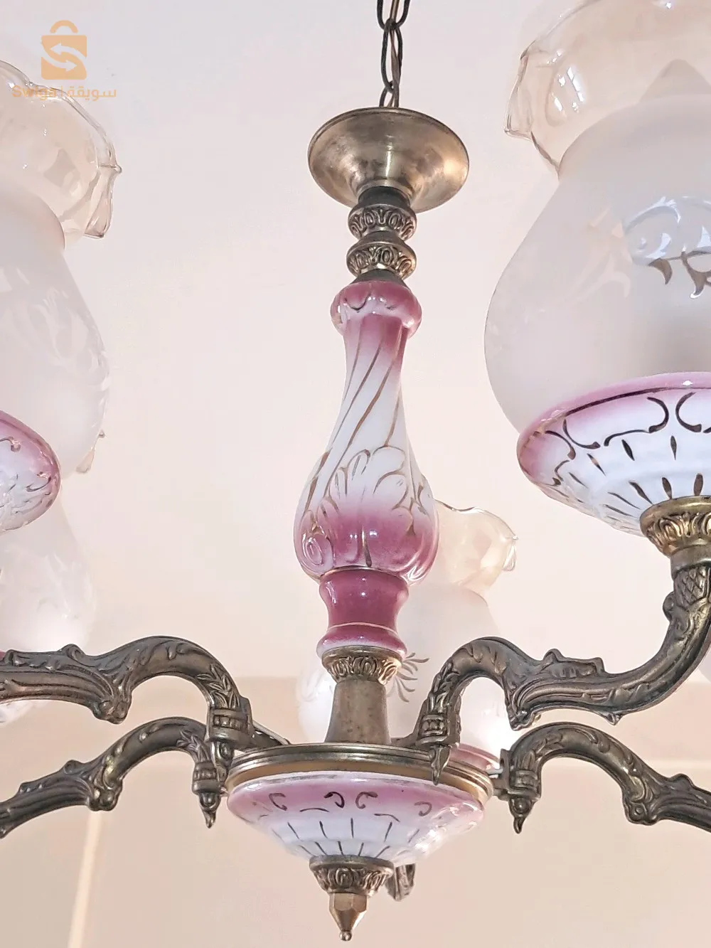 Sublime lustre de style Capodimonte à 5 bras en bronze et porcelaine italienne avec globes en verre.