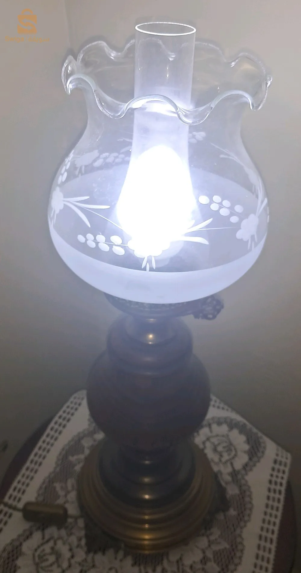 Gigantesque lampe de salon italienne, vintage, en laiton et bois de chêne avec abat-jour en verre.

زوج من المصابيح الكبيرة والكبيرة للصالون. ذات صنع ايطالي عتيق، من شبيه النحاس وخشب البلوط الرفيع مع قفص المصباح من الزجاج الشفاف