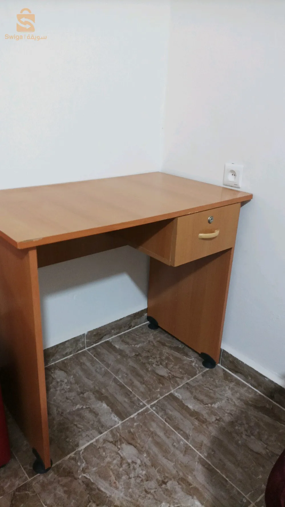 سرير طبي و مكتب للبيع