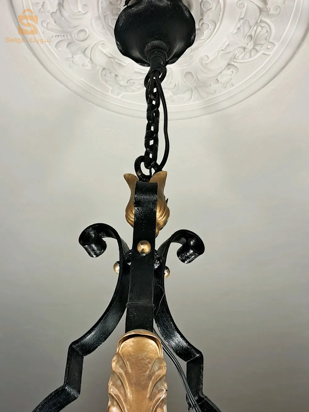 ثريا كبيرة وجميلة بستة شموع مصنوعة من الحديد المطاوع.