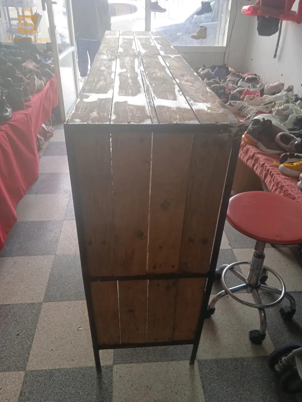 محل الملابس المستعملة مدخل مسجد عيد الحميد بن باديس من الجانب الايسر البويرة