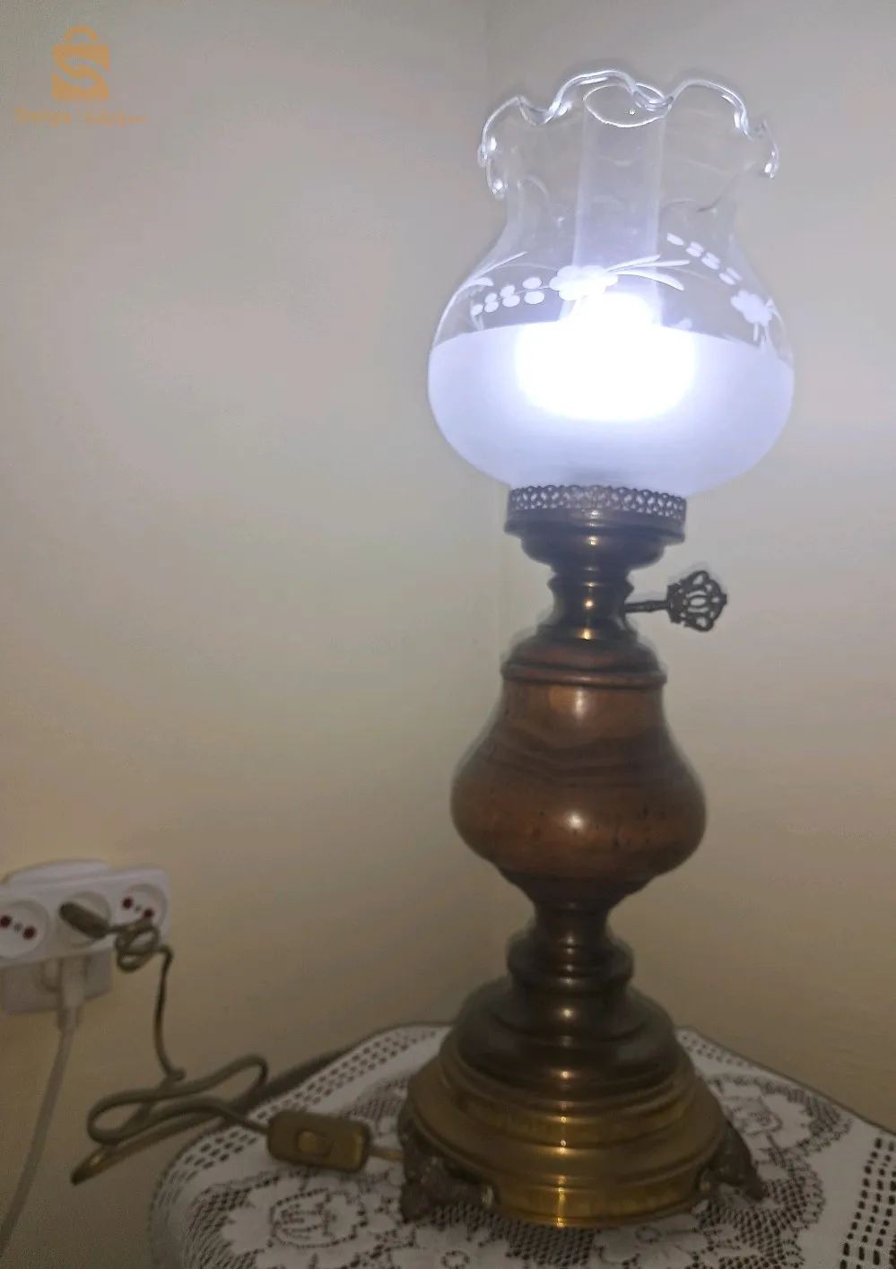 Gigantesque lampe de salon italienne, vintage, en laiton et bois de chêne avec abat-jour en verre.

زوج من المصابيح الكبيرة والكبيرة للصالون. ذات صنع ايطالي عتيق، من شبيه النحاس وخشب البلوط الرفيع مع قفص المصباح من الزجاج الشفاف