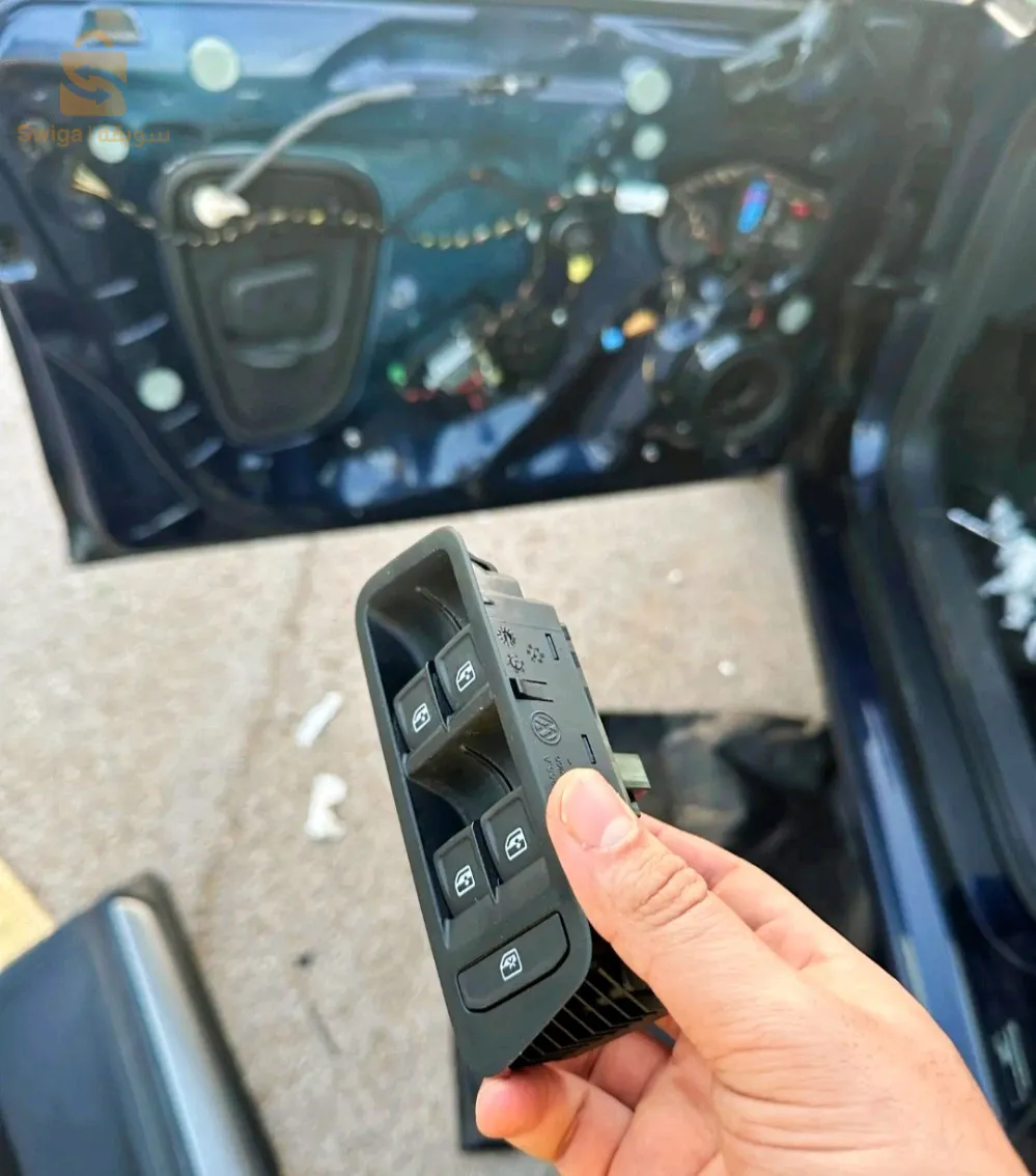 قفلة تاع زجاج جهة السائق للقولف 7 والسيات ليون والسكودا نوفال