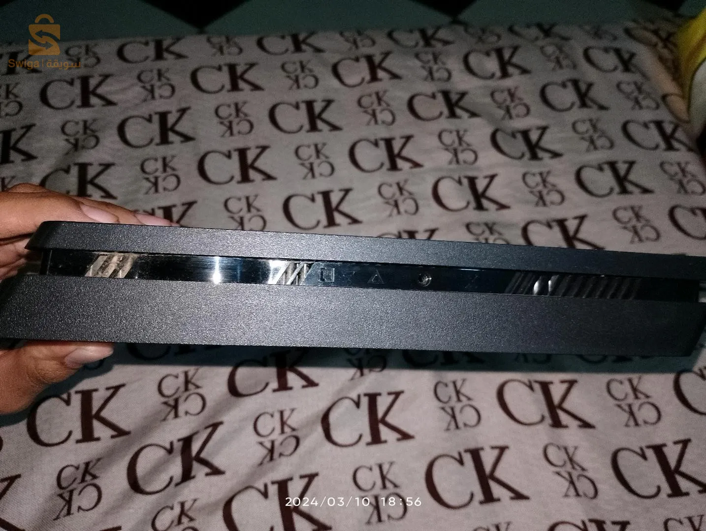 PS4 للبيع jami nfta7 fih tksar win ych3al bih b la boîte ta3o kolch yamchi fih