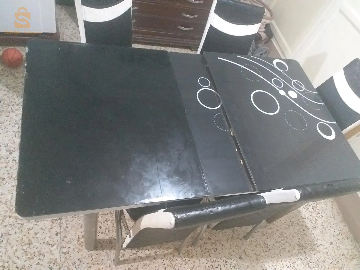 طابلة تفتح وتغلق ب 6 كراسي