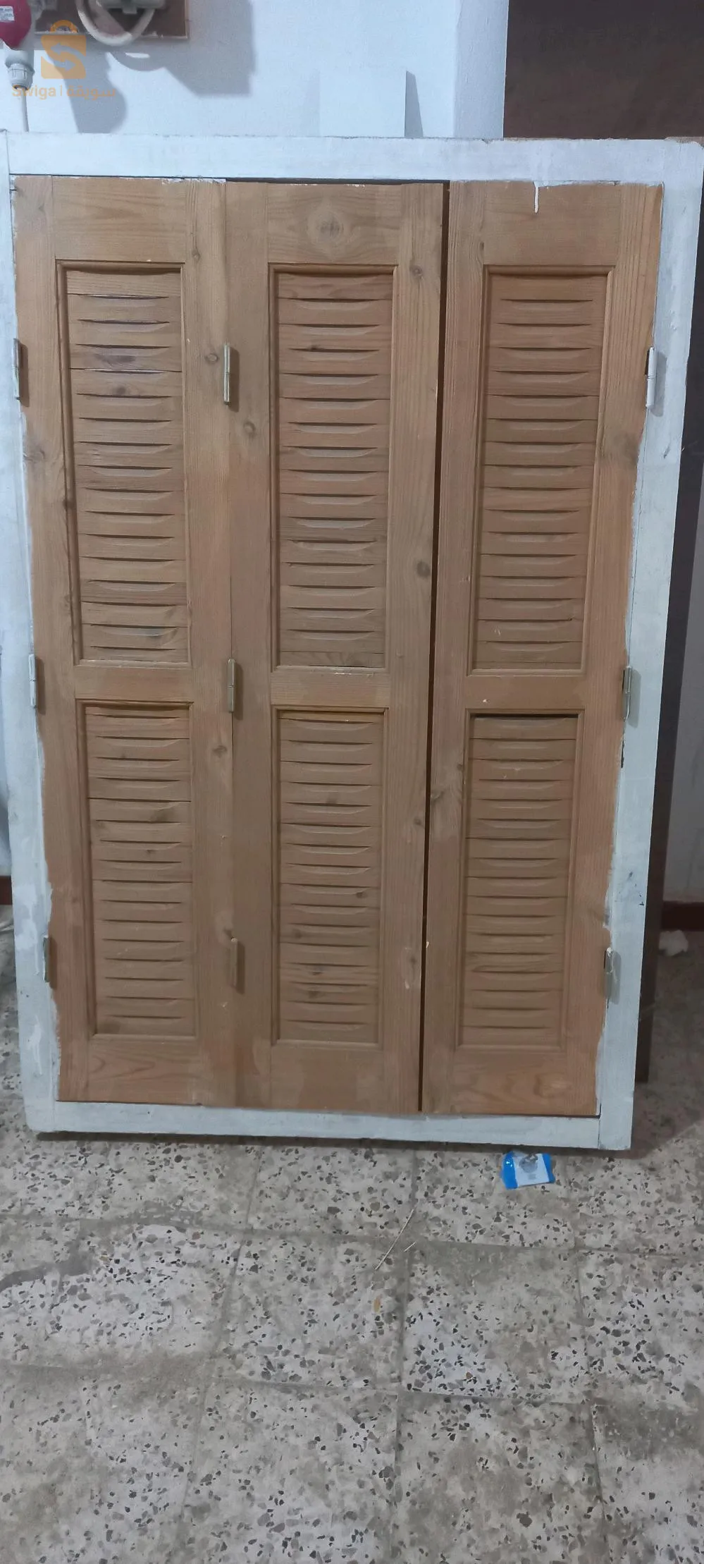 أبواب خشبية ونافذة