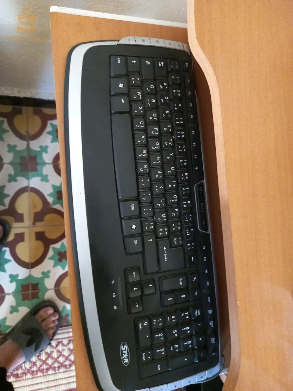 كل شئ ( حاسوب مع كل اشيائه المصورة و الطاولة ) ب مليون و خمسمائة 
ملاحظة: يوجد عطل في الوحدة المركزية unité centrale