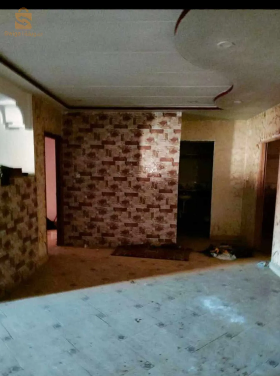 salut,vendre une villa d'une superficie de 200 mètres carrés, sur 180 mètres carrés, sur deux étages, l'un construit en F3 et l'autre non-construit, dispose de garages comprenant quatre petites voitures et d'un petit jardin.