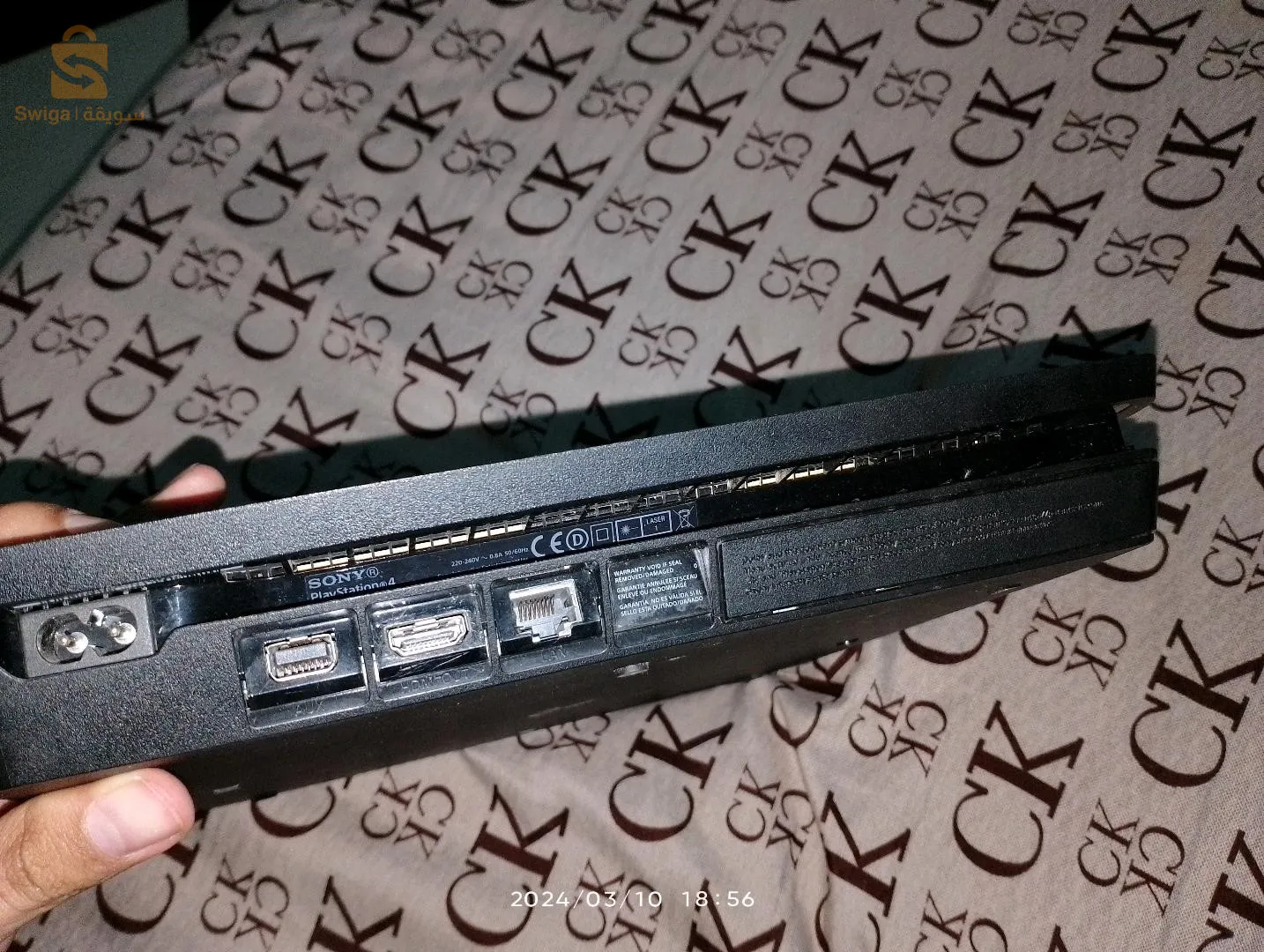 PS4 للبيع jami nfta7 fih tksar win ych3al bih b la boîte ta3o kolch yamchi fih