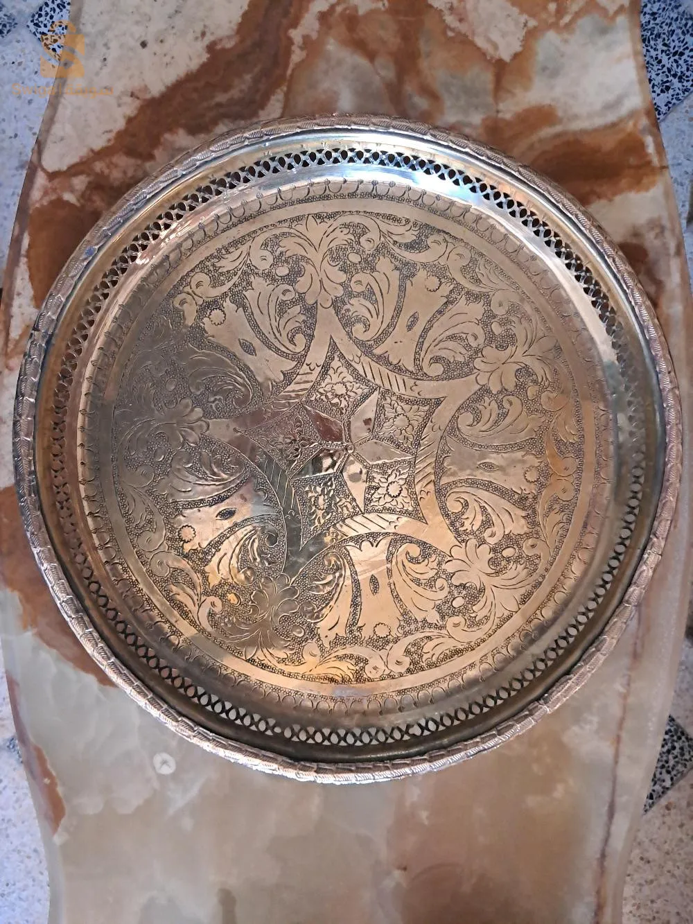 Mise en vente de trois plateaux en cuivre. Ils sont de différents diamètres, avec un charmant aspect artisanal et traditionnel.