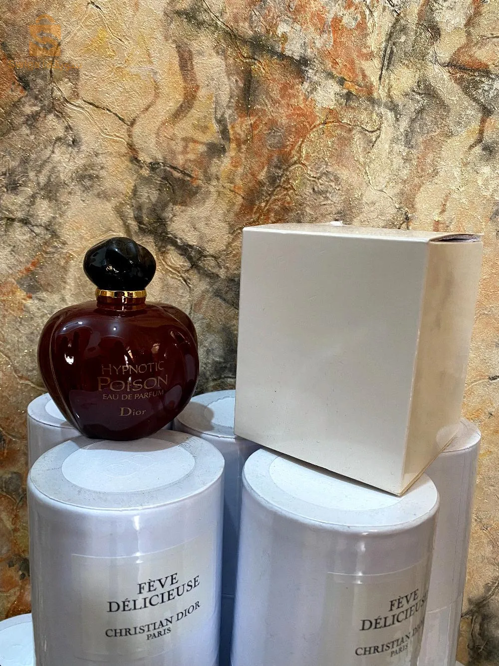 عطور رجال ونساء متوفرة