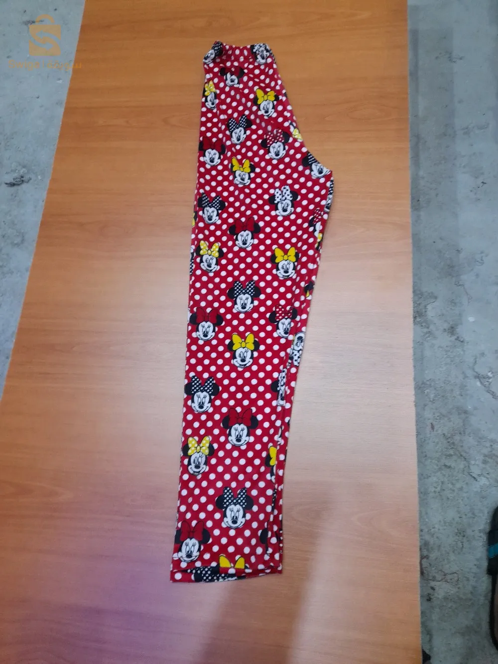 ملابس نسائية وأطفال