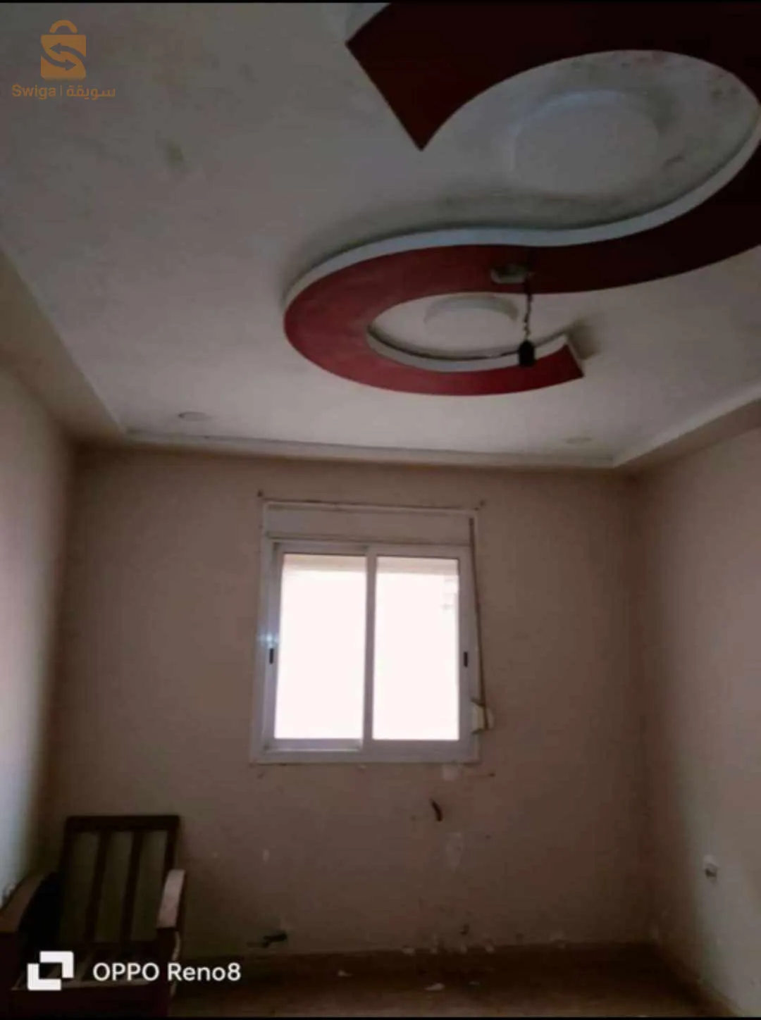 salut,vendre une villa d'une superficie de 200 mètres carrés, sur 180 mètres carrés, sur deux étages, l'un construit en F3 et l'autre non-construit, dispose de garages comprenant quatre petites voitures et d'un petit jardin.