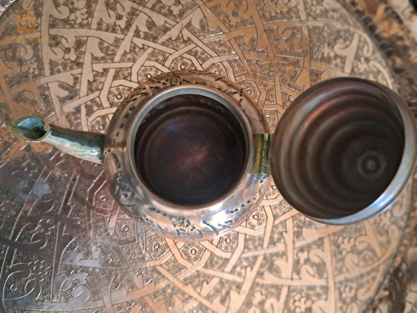 Mise en vente de magnifiques deux théières et une cafetière en cuivre. Elles sont toutes de formes et de tailles différentes, avec un charmant aspect artisanal et traditionnel.