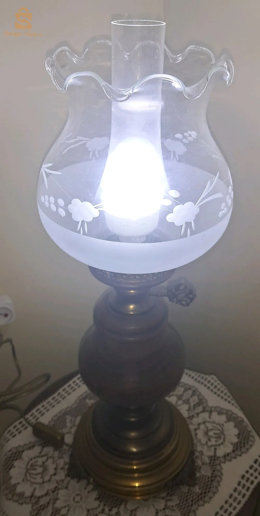 Gigantesque lampe de salon italienne, vintage, en laiton et bois de chêne avec abat-jour en verre.

زوج من المصابيح الكبيرة والكبيرة للصالون. ذات صنع ايطالي عتيق، من شبيه النحاس وخشب البلوط الرفيع مع قفص المصباح من الزجاج الشفاف
