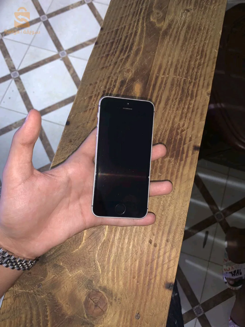 iphone se 2016 
جديد مافيهاش قبش فرونسي كلش خدام