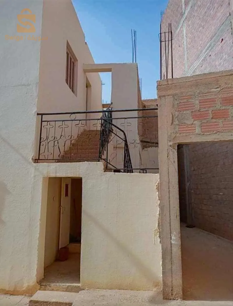 وسط مدينة بسكرة بالتحديد في راس الڨرية، حي بن عمارة بسكرة