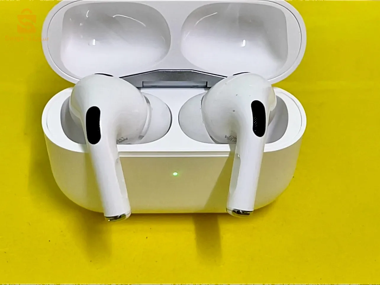 AirPods Pro 2 /AirPods Pro 3 جودة عالية جدا و سعر خيالي توصيل متوفر مرحبا بكم☺️🟢 أهم المواصفات :✅ شكلها جذاب و أنيق و مريح للأذن✅ مناسبة لجميع انواع الهواتف IOS او Android مع شاحن  ASA✅ جودة صوت عالية 🔊✅ عازلة للضوضاء و الضجيج ✅ إمكانية شحنها حتى 4 مرات من العلبة الخاصة بها✅ مثالية لارتدائها أثناء ممارسة الرياضة او أعمال أخرى🟢مرحبا بكم ❤️