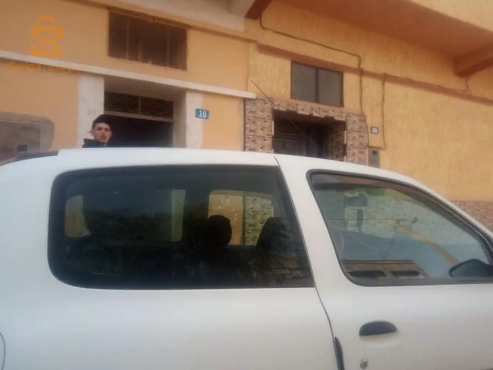 سلام عليكم كليو 2 بدنيا مازوت محرك 1.9 D ماشيا 170000 فيها فوال قديم و راكي صغير فلباب جيهت السائق عجلات 8/10 محرك 6/10 زيت ماينقصش مي يسخن شوية