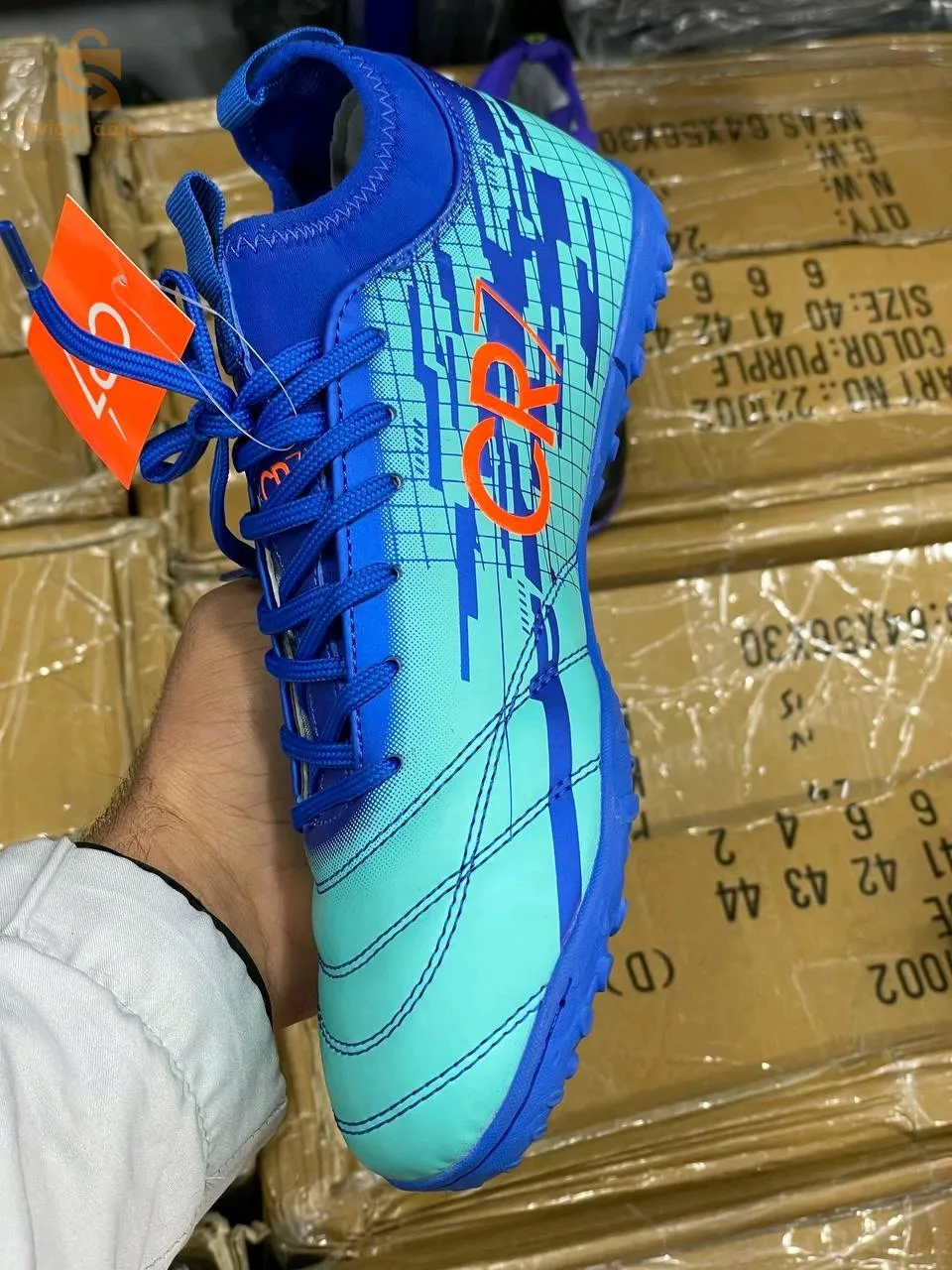 حذاء كره قدم جديده لم يستعمل من قبل تحت الضمان